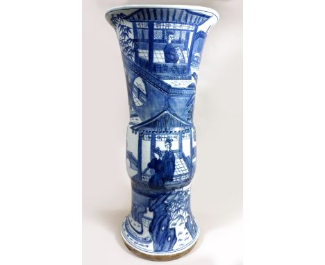 Gu Vase, China, Exportporzellan, Vierzeichen Kangxi Marke, Landschaft und figürliche Szene, H.: 54,5 cm. Guter, altersbedingt