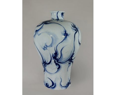 Meiping Vase, China, Porzellan, Qianlong Marke, blau-weiß, H.: 29,3 cm. Guter, altersbedingter Zustand.