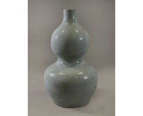 Huluping Celadonvase, China, Porzellan, Jiajing Sechs-Zeichen-Marke, Kangxi, mit Blumen und Blattdekoration, H.: 42 cm. Guter