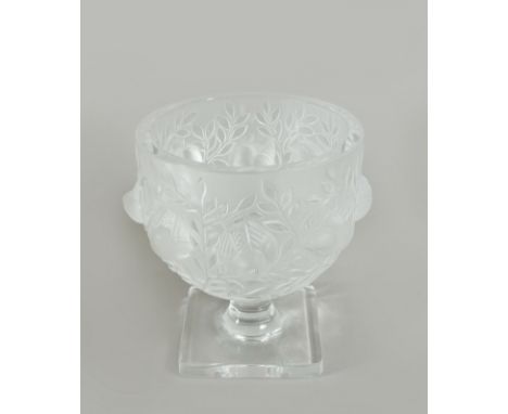 Schale, Lalique, Glas, Frankreich, am Boden signiert, Dekor: Zweigen und Vögeln, H.: 11,4 cm. Guter, altersbedingter Zustand.