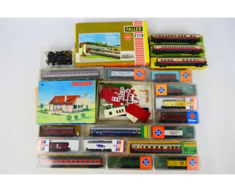Roco - Minitrix - Faller - Vollmer - Eighteen European themed N gauge rolling stock and coaches in include 25051 Cattle Wagon