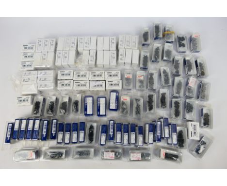 Tomix - Model railways - 110 N scale Couplers 'TN' Tight couplings to include 0331, 0332, 0335 and 0375. Items appear to be m