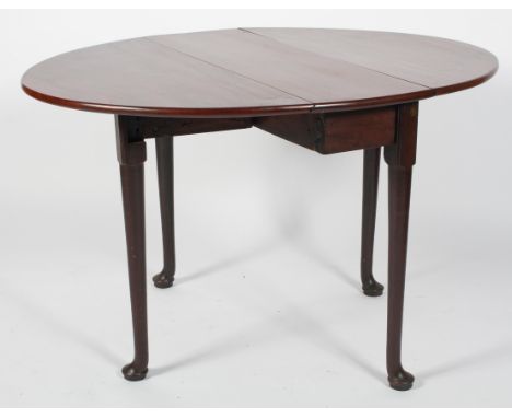 A George II style mahogany oval gate leg dining table, on tapering legs with pad feet, 71cm high x 116cm wide (open) x 91cm d