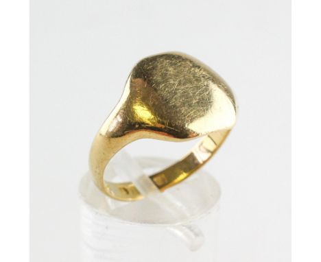 A yellow metal cushion shape signet ring. Hallmarked 18ct gold, London, 1919. Size: N 5.9 grams