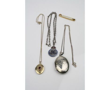 Garnet 9ct yellow gold oval locket, the oval mixed cut garnet to centre, claw setting, rope twist surround and scalloped bord