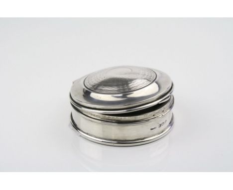 George V silver circular jewellery box, the moulded hinged lid with engine turned decoration to centre, plain polished sides,