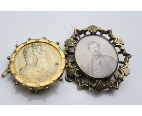 Victorian yellow metal brooch, glazed panel to centre containing photograph of a Victorian gentleman, stylised fleur-de-lis s