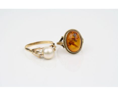 Amber 9ct yellow gold dress ring, rub over setting with rope twist surround, fleur-de-lis shoulders, ring size I½  together w