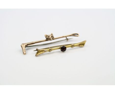 Edwardian 9ct rose gold hunting bar brooch, depicting fox head and riding crop, hinged pin and simple loop brooch fittings, l