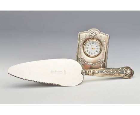 AN ELIZABETH II SILVER HANDLED KINGS PATTERN PIE SLICE, stainless steel blade, makers Harrison Brothers, Sheffield 1972, toge