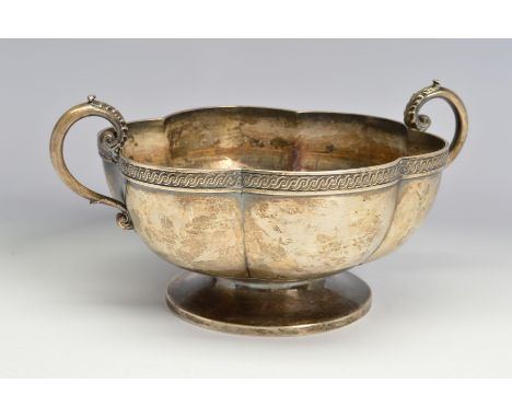 A GEORGE IV SILVER TWIN HANDLED BOWL, of wavy circular form, the 'S' scroll handles with acanthus cast caps, the bowl's base 