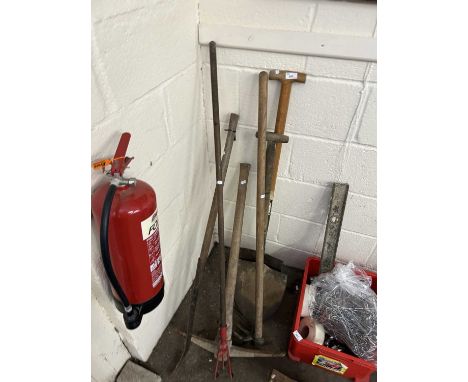 Mixed Lot: Various garden tools