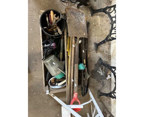 Mixed Lot: Various garden tools, garage clearance items etc
