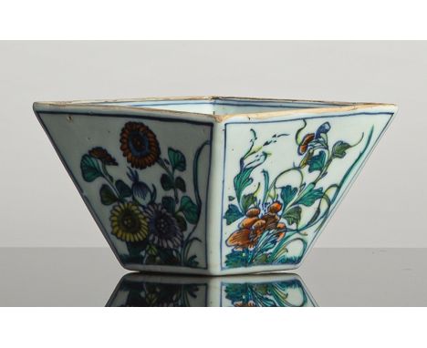 Konische quadratische Schale mit 'doucai'-Dekor der Blumen der vier JahreszeitenChina, Kangxi-Periode, 17. Jh.H. 5,8 cm, 9,5 