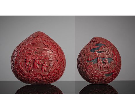 Zwei feine Deckeldosen aus Rotlack in PfirsichformChina, 18. Jh.H. 10/14 cmAlte Baden-Badener Privatsammlung, vor 1990 gesamm