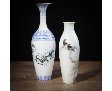 Flaschenvase aus Eierschalenporzellan mit Garnelendekor in Email-Farben und kleine Vase in Qianjiangcai mit Singvögeln auf As