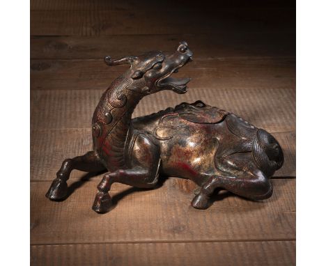 Räuchergefäß aus Bronze in Form eines liegenden Fabeltiers 'Xie Zhi'ChinaL. 27 cm, H. 16,5 cmEhemals Europäische Privatsammlu