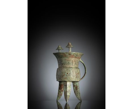 Dreibeinige Ritualbronze 'Jia'China, wohl Shang-DynastieH. 31,1 cmBronze gegossen, mit gleichmäßig graugrüner Patina, auf dre