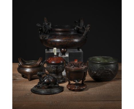 Vier Bronze-Weihrauchbrenner mit Henkeln, eine Schale mit Drachenrelief und ein Deckel mit Hirsch-KnaufChina und Japan, gemar