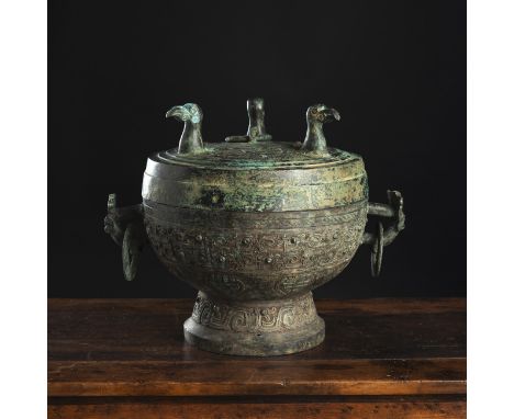 Archaistisches Deckelgefäß aus Bronze mit maskenförmigen Handhaben und VogelkopfornamentenChinaB. 40 cmAus der Sammlung Zeile