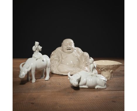 Blanc de chine-Becher mit mit plastischer Dekoration 'Tiger, Drache, Kranich und Hirsch' aus Dehua-Porzellan, sitzender Budai