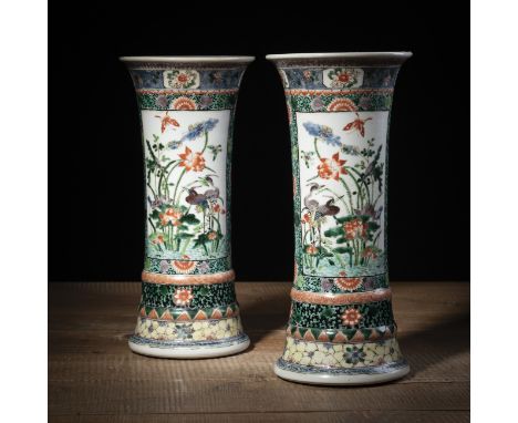Paar 'famille verte'-Stangenvasen aus Porzellan mit Vogel- und BlumendekorChina, sechsteilige Kangxi-Marke, Republik-PeriodeH