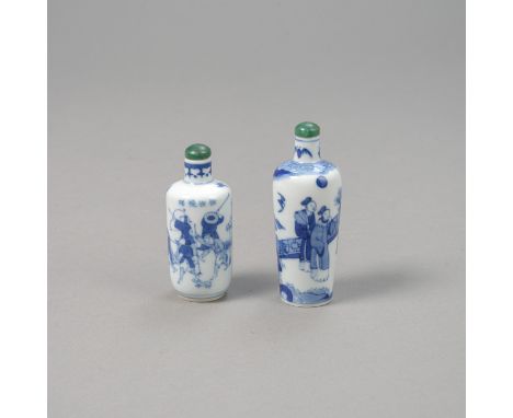 Zwei Porzellan-Snuffbottles mit unterglasurblauem FigurendekorChina, eine mit unterglasurblauer Kangxi-SechszeichenmarkeH. 7,