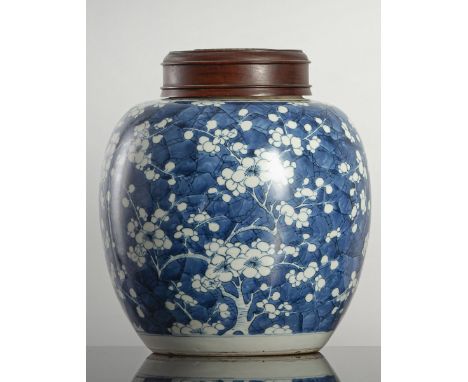 Ingwertopf aus Porzellan mit unterglasurblauem Prunusdekor und Holzdeckel mit JademedaillonChina, Kangxi-PeriodeH. 21,3 cm (o