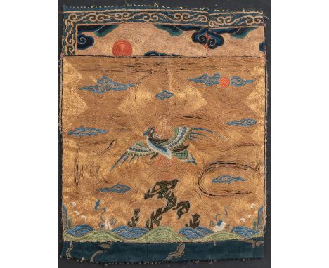 Seltenes goldenes Rangabzeichen mit MandarinenteChina, 18. Jh.30 x 24 cm, R.Seide. Stickerei: Goldfaden, Pfauenfederfaden, An