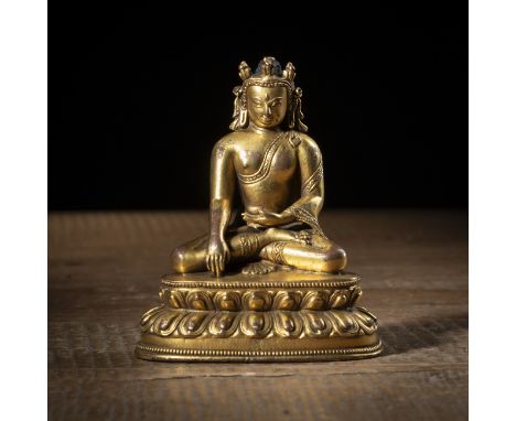 Feuervergoldete Bronze des BuddhaTibet, wohl 15. Jh.H. 10,7 cmIn Vajrasana auf einem Lotossockel sitzend, die rechte Hand im 