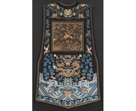 Offizielle Weste aus Seide mit Rangabzeichen für eine DameChina, 19. Jh.je L. ca. 100 cm, B. max. 63 cm (79  x 120 cm, R).Sei