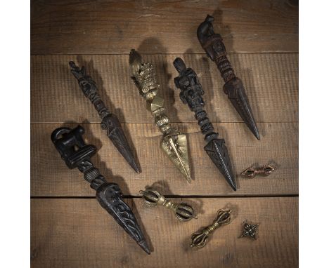 Fünf Phurba aus Holz und Bronze und vier VajraTibet, spätes 19. Jh. und späterL. 4 - 27 cmAus einer alten Bayerischen Privats