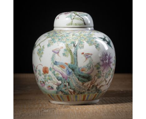 Kleine Deckelvase aus Porzellan mit 'Famille rose'-Dekor von PhoenixenChina, unterglasurblaue Kangxi-VierzeichenmarkeH. 17 cm