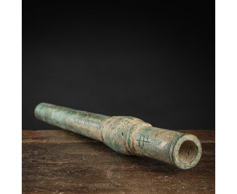 Handkanone aus Bronze 'Huochong'China, archaisch inskr., Ming-Dynastie, Wanli-PeriodeL. 37 cmDurchmesser Öffnung oben 2 (2,7 