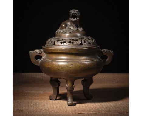 Dreibeiniger Bronze Weihrauchbrenner mit zwei Henkeln und durchbrochen gearbeitetem DeckelChina, sechsteilige Xuande-Marke, Q