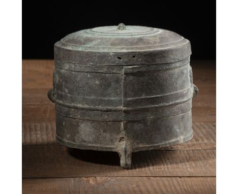 Zylindrischer Bronze-Deckelgefäß 'lian' mit zwei taotie-Masken in ReliefChina, Ming-Dynastie oder früherH. 15 cmAus einer alt