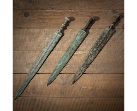 Drei Bronze-Schwerter mit PatinaChina, im Zhou-StilL. 47/ 49/ 55 cmEhemals Privatsammlung BayernMimin. best.