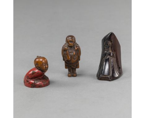 Drei Netsuke aus Holz, teils farbig gefasstJapan, eines signiert, 19. Jh./ Meiji-PeriodeH. 4 - 7 cmNorddeutsche Privatsammlun