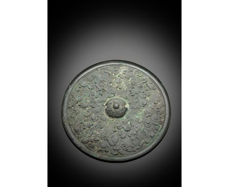Feiner Spiegel aus silbergrauer Bronze mit Reliefdekor von abstrahierten Drachen und Fabelwesen, der Knauf ebenso dekoriertCh