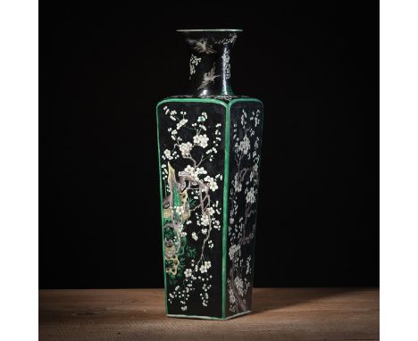 'Famille noire'-Vierkantvase dekoriert in sancai mit blühenden Prunusbäumen auf FelsenChina, unterglasurblaue Kangxi-Marke, s