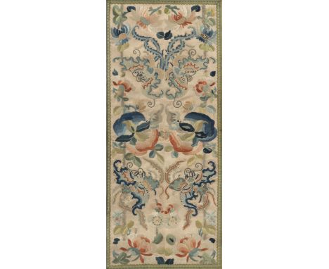 Konvolut Seidenstickereien: fünf Paare bestickte Ärmelborten und ein FragmentChina, späte Qing-DynastieL. 23 - 64 cm, R.Aus e