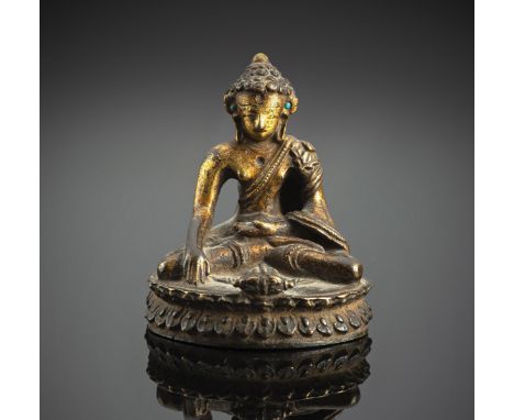 Feuervergoldete Bronze des AkshobhyaNepal, ca. 14. Jh.H. 8 cmSitzend in vajrasana auf einem Lotossockel mit dem Vajra-Emblem 