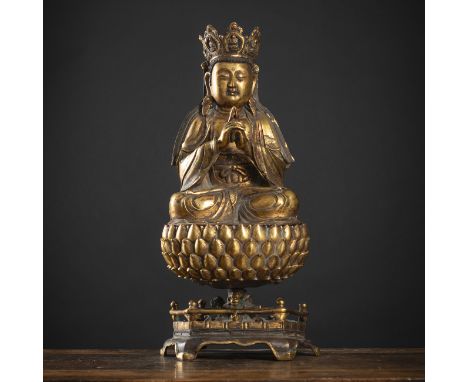 Feuervergoldete Bronze des Vairocana auf einem Lotos-SockelChinaH. 34 / 53 cmAus einer bedeutenden süddeutschen Privatsammlun