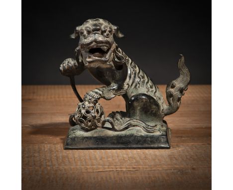 Buddhistischer Löwe aus Bronze als Deckel eines WeihrauchbrennersChina, 17. Jh.H. 16 cmAus einer deutschen Privatsammlung, vo