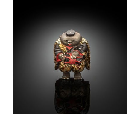 Feines Netsuke eines TrommlersJapan, Meiji-PeriodeH. 5,5 cmDarstellung eines stehenden Mannes, eine Trommel in seinen beiden 
