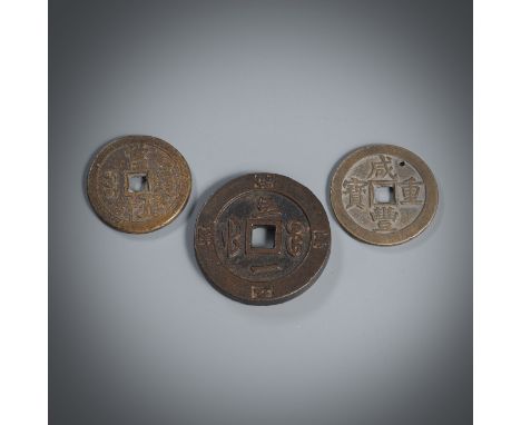 Drei Münzen aus Bronze u.a .mit Inschrift 'Xianfeng Zhong Bao'ChinaD. 5,6-7,1 cmEhemals aus einer nordrhein-westfälischen Pri