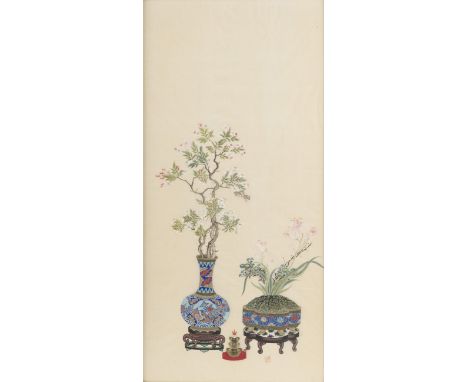 Neujahrbild auf Seide mit feiner Darstellung von Blumen in Cloisonné-Gefäßen und GoldbarrenChina, ein Siegel, Republik-Period