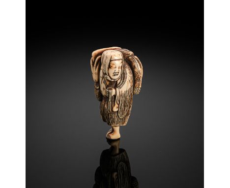Netsuke eines stehenden Bauern aus ElfenbeinJapan, frühes 19. Jh.H. 7,2 cmAus einer alten süddeutschen Privatsammlung, durch 
