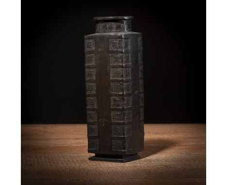 'Cong'-förmige Vase aus Bronze mit flachem ReliefdekorChina, Qing-DynastieH. 24,7 cmAus einer norddeutschen Kaufmannsfamilie,