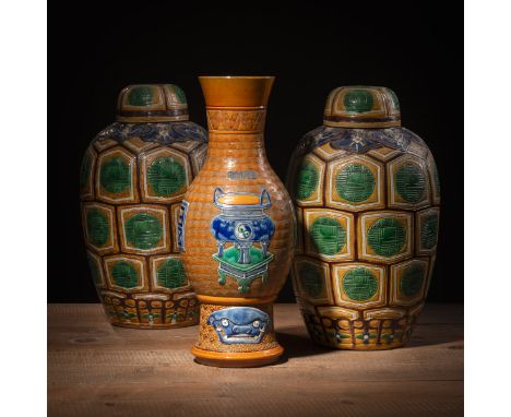 Paar polychrom glasierte Biskuit-Deckelvasen dekoriert mit 'shou'-Zeichen-Kartuschen und eine Vase mit Weihrauchbrenner- und 